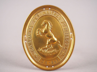 Vente aux enchères Belle plaque ovale en laiton embossé représentant un pur-sang cabré en