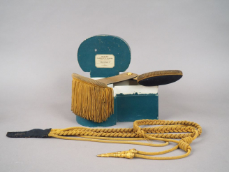 Vente aux enchères Boite en cartonnage vert contenant une épaulette et une contre épaulet