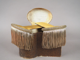 Vente aux enchères Belle boite en cartonnage brun contenant une paire d’épaulettes d’offi