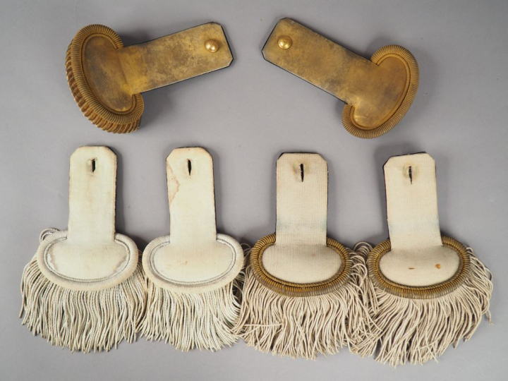 Lot de trois paires d’épaulettes. On y trouve une épaulette et une con