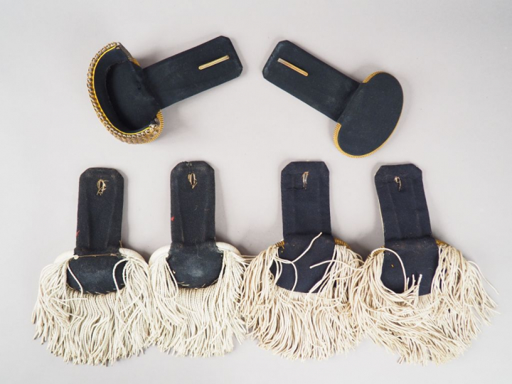 Lot de trois paires d’épaulettes. On y trouve une épaulette et une con