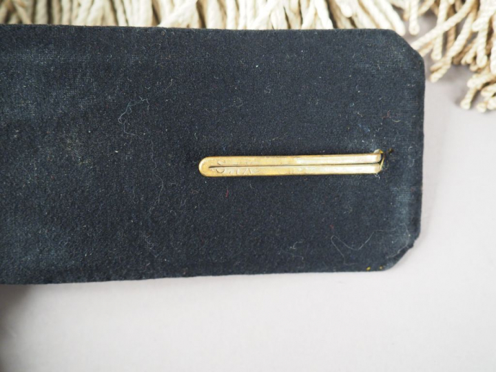 Lot de trois paires d’épaulettes. On y trouve une épaulette et une con