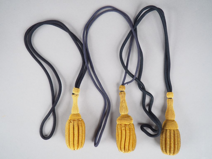 Lot de trois dragonnes de sabre d’officier, gland en tressage de canet