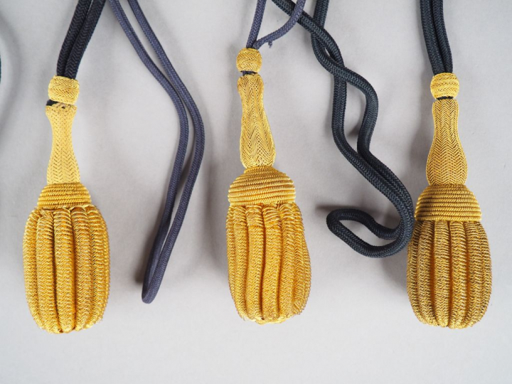 Lot de trois dragonnes de sabre d’officier, gland en tressage de canet
