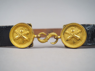 Vente aux enchères Ceinturon d’artillerie Troisième République, deux plateaux ronds en br