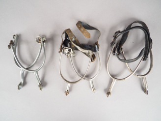 Vente aux enchères Trois paires d’éperons avec leurs passants cuir pour la plupart.  Etat