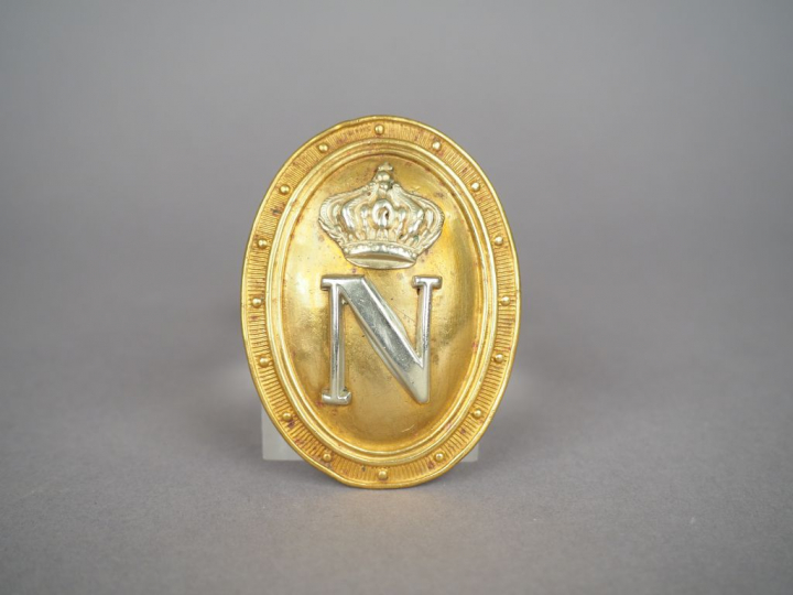 Rosace de harnachement de cavalerie, écu ovale à bord ourlé et perlé, 