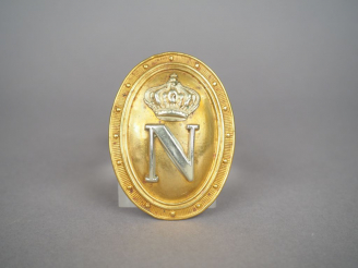 Vente aux enchères Rosace de harnachement de cavalerie, écu ovale à bord ourlé et perlé, 