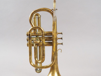 Vente aux enchères Cornet à piston en laiton, dans son étui en cuir fauve souple avec sa 