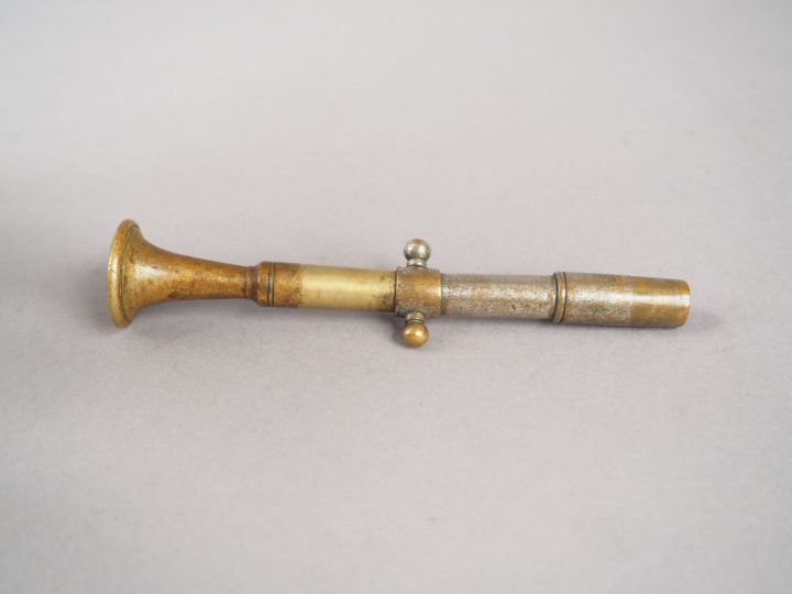 Cornet à piston en laiton, dans son étui en cuir fauve souple avec sa 