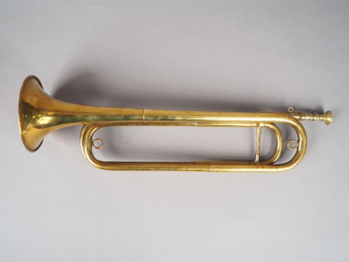 Trompette de cavalerie en laiton, marquage sur le pavillon : « Ouvrier