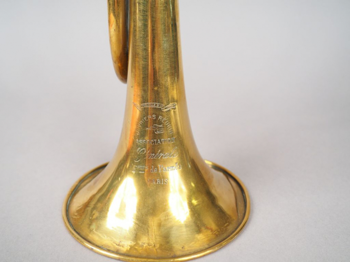 Trompette de cavalerie en laiton, marquage sur le pavillon : « Ouvrier