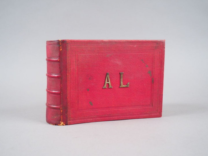 Superbe recueil richement relié, formant album de photographies sur ca