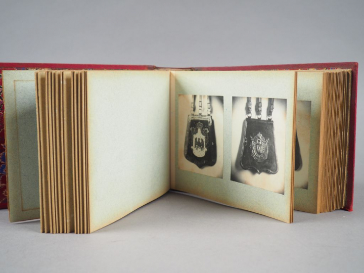 Superbe recueil richement relié, formant album de photographies sur ca