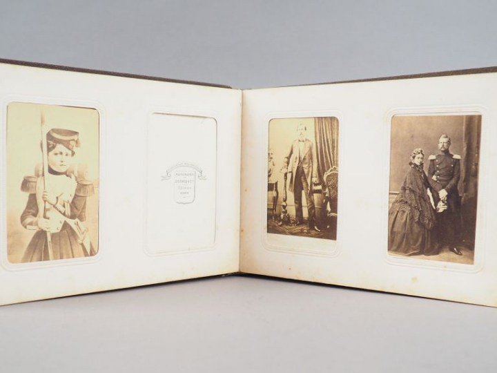 Intéressant album contenant 30 photographies présentant les familles i