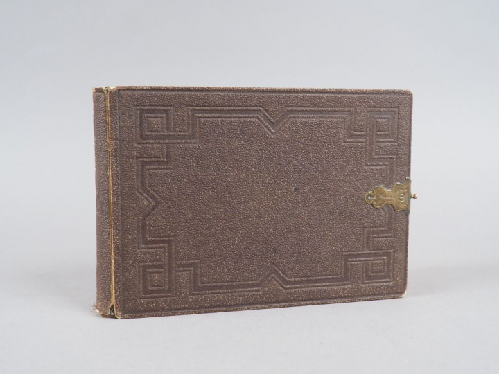 Intéressant album contenant 30 photographies présentant les familles i