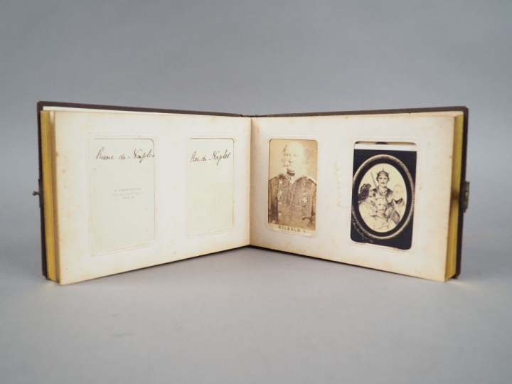 Intéressant album contenant 30 photographies présentant les familles i