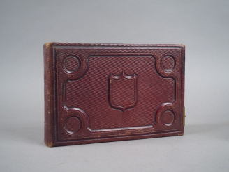 Vente aux enchères Album relié cuir rouge contenant 21 photos représentant une famille de