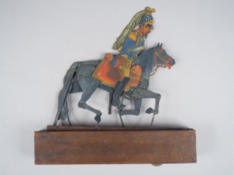 Vente aux enchères Figurine articulée en tôle peinte, socle en bois, figurant un cent-gar