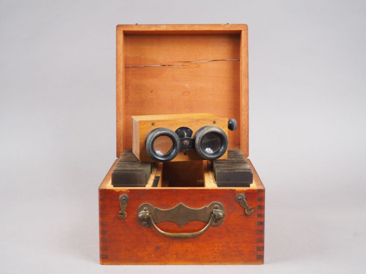 Appareil de vues stéréoscopiques sur verre dans son coffret en bois, a
