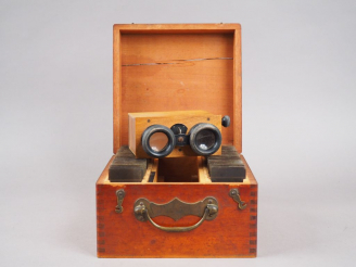 Vente aux enchères Appareil de vues stéréoscopiques sur verre dans son coffret en bois, a