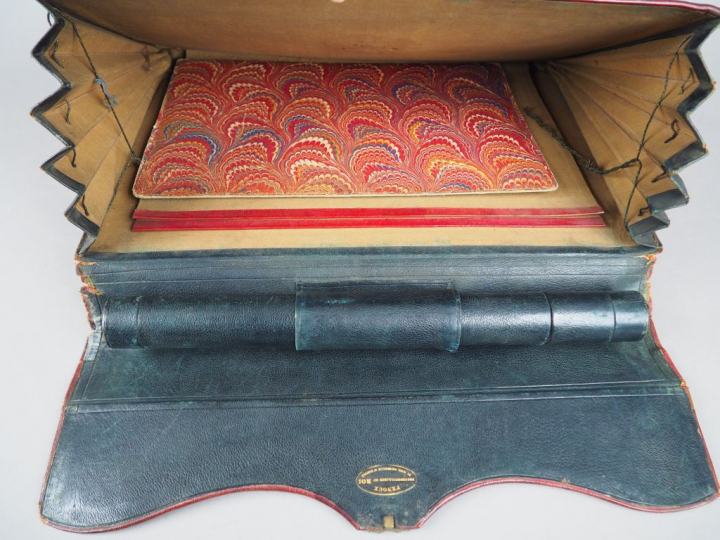 Portefeuille écritoire à soufflets en maroquin rouge sombre (500x350mm