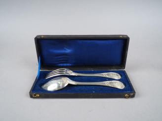 Vente aux enchères Couvert en argent, poinçon Minerve, modèle à cartouche monogrammé. Cad