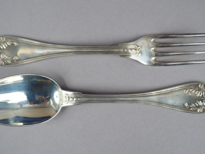 Couvert en argent, poinçon Minerve, modèle à cartouche monogrammé. Cad