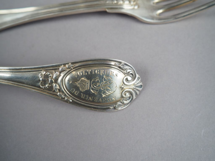 Couvert en argent, poinçon Minerve, modèle à cartouche monogrammé. Cad