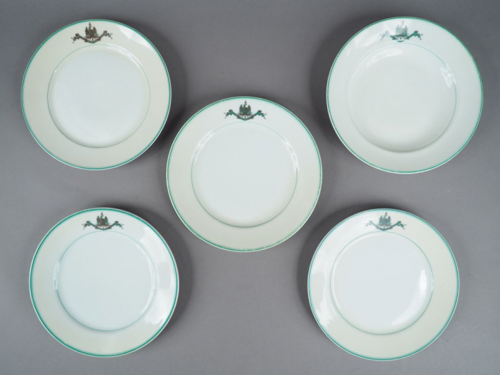 Suite de cinq assiettes (4 assiettes plates et 1 assiette à soupe) en 