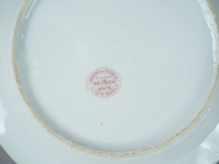 Suite de cinq assiettes (4 assiettes plates et 1 assiette à soupe) en 