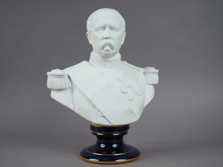 FORGEOT « Portrait de Mac Mahon en buste » Sujet en porcelaine et bisc