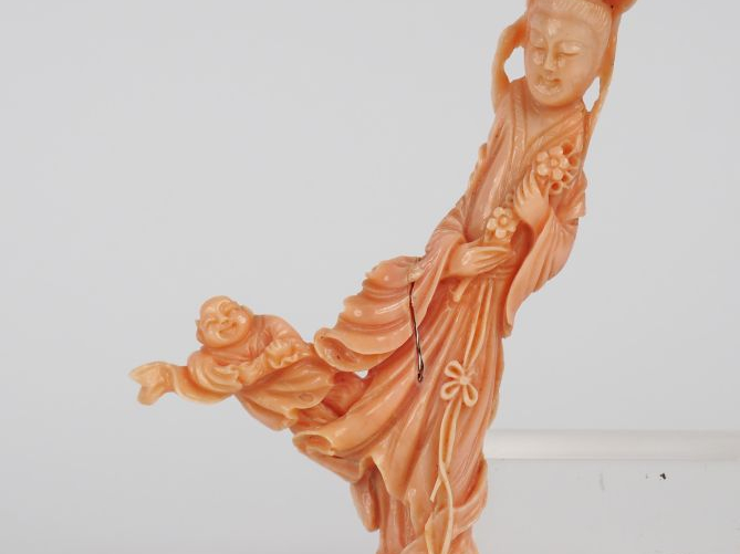 Statuette en corail 'jeune femme accompagnée d'un buddaï'. Chine, vers