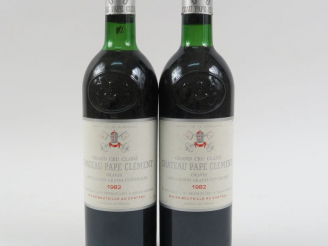 Vente aux enchères 2 BOUTEILLES CHÂTEAU PAPE CLÉMENT GCC GRAVES - 1982 - 1 LB/1 LB-HEP