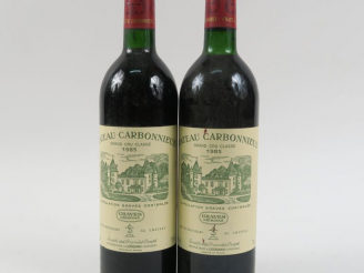 Vente aux enchères 2 BOUTEILLES CHÂTEAU CARBONNIEUX GCC GRAVES - 1985 - 1 BG/1 LB