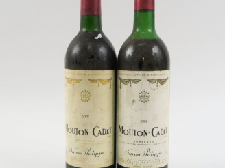 Vente aux enchères 2 BOUTEILLES MOUTON CADET : 1 de 1981 MEP - 1 de 1988 BG