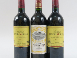 Vente aux enchères 3 BOUTEILLES PAUILLAC GCC : 2 CHÂTEAU LYNCH MOUSSAS 2002 - 1 CHÂTEAU P