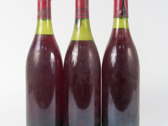 Vente aux enchères 3 BOUTEILLES VOSNE ROMANÉE DOMAINE HENRY LAMARCHE - MILLÉSIME INCONNU 