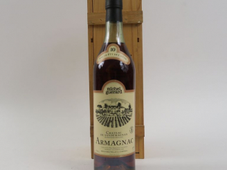 Vente aux enchères 1 BOUTEILLE ARMAGNAC CHÂTEAU DE SANDEMAGNAN 10 ANS M. GUÉRARD - COFFRE