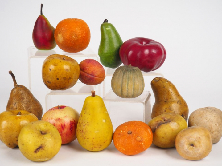 	Bel ensemble de 17 fruits en trompe l'œil XIXème (la plupart en pierr