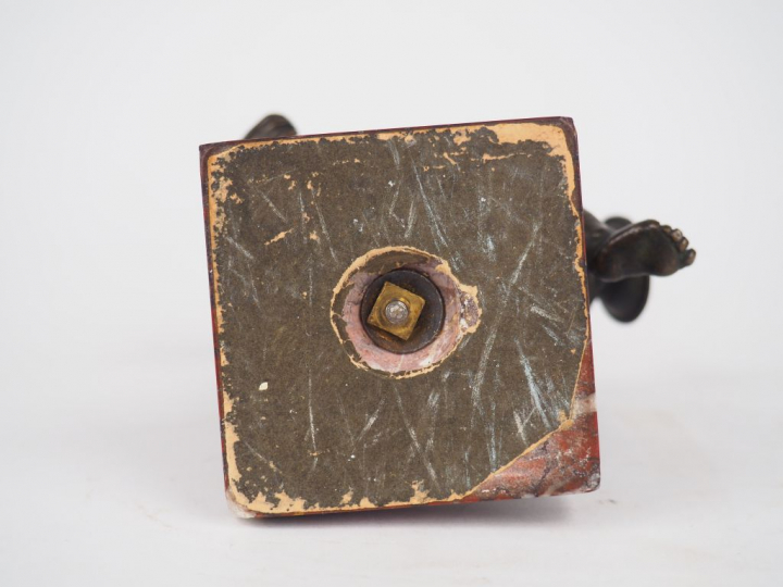 	Sujet XIXème en bronze à patine brune et marbre rouge (petites égrenu