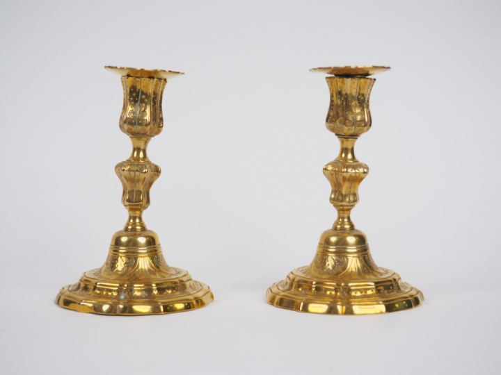 Paire de bougeoirs Louis XV en bronze, à décor gravé de fleurs, avec l