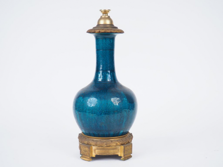 Paire de vases XIXème en porcelaine Extrême-Orient, décor en camaieu v