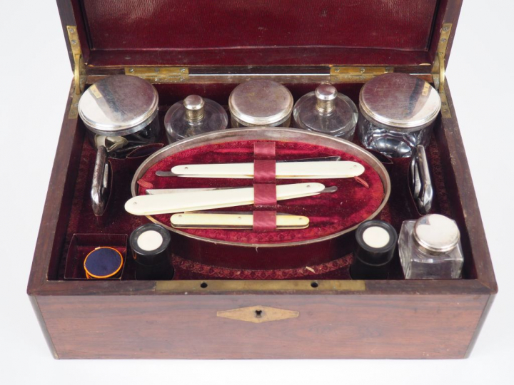 Coffret nécessaire de toilette XIXème en palissandre fileté de laiton.