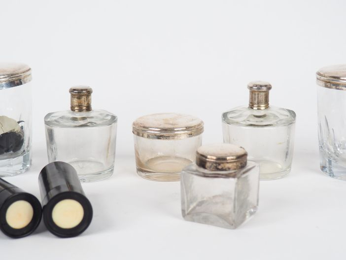 Coffret nécessaire de toilette XIXème en palissandre fileté de laiton.