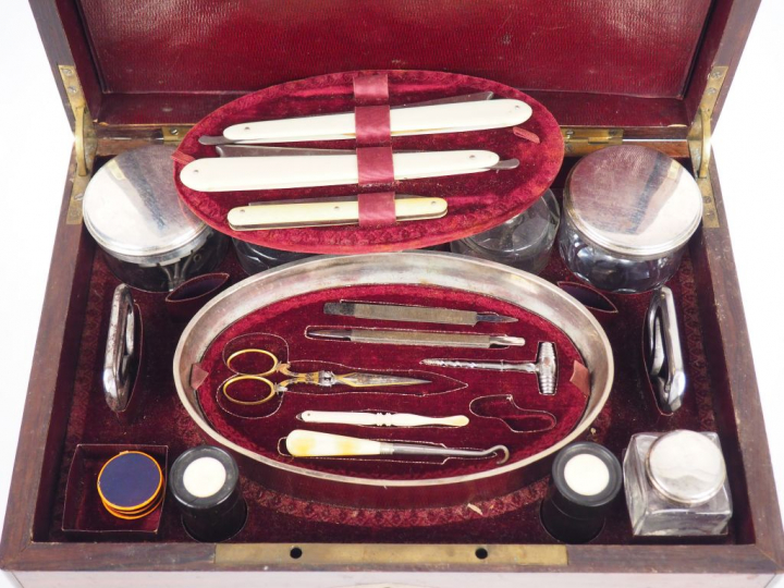 Coffret nécessaire de toilette XIXème en palissandre fileté de laiton.
