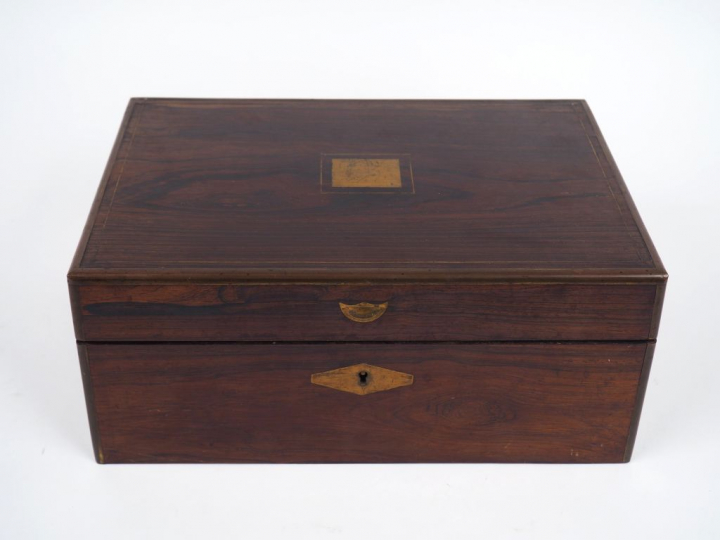 Coffret nécessaire de toilette XIXème en palissandre fileté de laiton.
