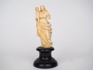 Vente aux enchères Sujet XVIIème en ivoire sculpté « Vierge à l’Enfant ». H. 13,5 cm  (ac