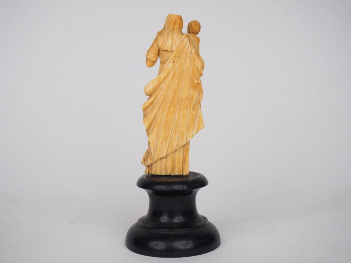 Sujet XVIIème en ivoire sculpté « Vierge à l’Enfant ». H. 13,5 cm  (ac