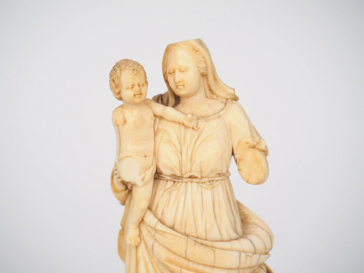 Sujet XVIIème en ivoire sculpté « Vierge à l’Enfant ». H. 13,5 cm  (ac